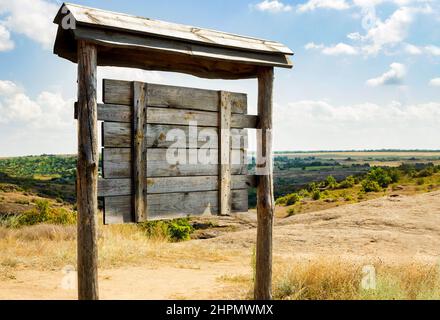 Winkelansicht Foto von hölzernen Reise Zeichen auf sonnigen Tag Naturpark Hintergrund. Stockfoto