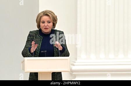 Moskau, Russland. 21st. Februar 2022. Die Sprecherin des Rates der Russischen Föderation, Valentina Matwijenko, spricht bei einer persönlichen Sitzung des Nationalen sicherheitsrats Russlands, um die Anerkennung der ukrainischen Regionen Donezk und Lugansk im Großen Palast des Kremls am 21. Februar 2022 in Moskau, Russland, zu erörtern. Quelle: Aleksey Nikolskyi/Kremlin Pool/Alamy Live News Stockfoto