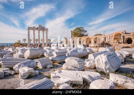 Side, Antalya Türkei - Februar 20 2022: Apollon-Tempel in der antiken Stadt Side, antike griechische Marmorsäulen. Stockfoto