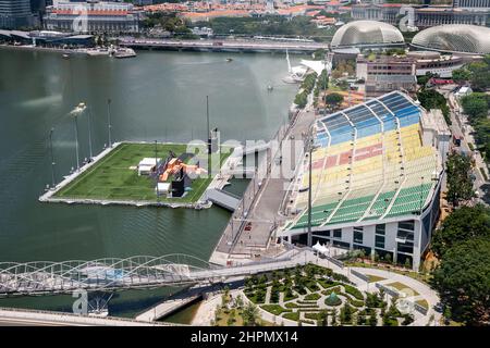 Singapur - September, 2010: Marina Bay Floating Platform die größte schwimmende Bühne der Welt mit Tribünen am Ufer Stockfoto