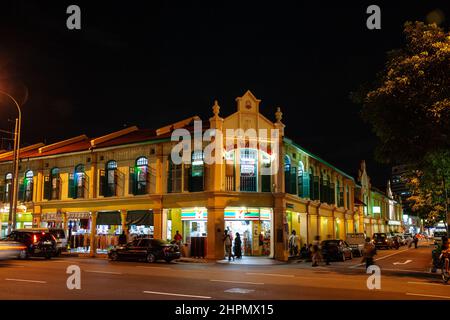 Singapur - September, 2010: Little India Arcade - ein großes Einkaufszentrum mit hell erleuchteten Schaufenstern Stockfoto