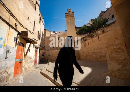 Enge Gassen und Fußgängerzonen der Medina von Fez - Marokko. Stockfoto