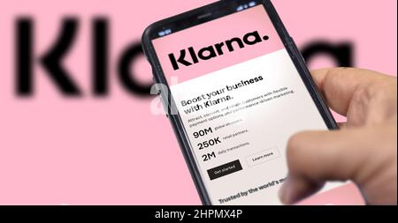 Rom, Italien, Februar 2022: Hand halten ein Gerät mit der Klarna Mobile App auf dem Bildschirm. Klarna ist das größte private FIN-Tech-Start-up in Europa, Stockfoto