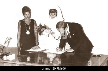 Der russische Präsident Wladimir Putin traf Ljudmila Schkrebnewa über einen gemeinsamen Freund. Ljudmila arbeitete als Flugbegleiterin bei inländischen Fluggesellschaften und war drei Tage lang mit einem Freund nach Leningrad gekommen. Stockfoto