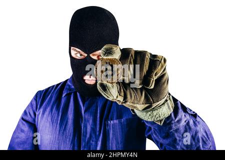 Isoliertes Foto eines Räubers in der Maske, Overalls, Handschuhe mit Bitcoin auf weißem Hintergrund. Stockfoto