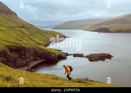 Dramatischen Blick auf grünen Hügeln von Vagar Insel und Sorvagur Stadt auf Hintergrund. Färöer, Dänemark. Landschaftsfotografie Stockfoto