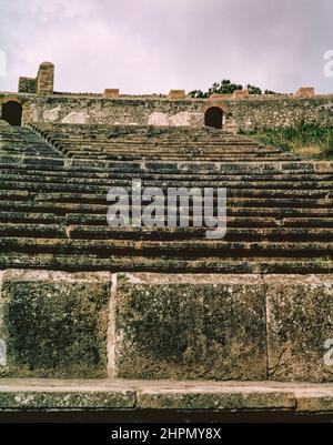 Archiv Scan der Ruinen der Gemeinde Pompeji, die durch den Ausbruch des Vesuv im Jahr 79 n. Chr. zerstört wurden. Amphitheater. Archivscan von einem Dia. April 1970. Stockfoto