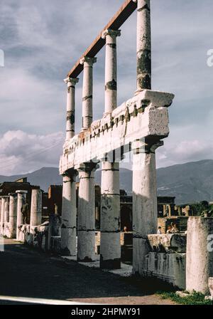 Archiv Scan der Ruinen der Gemeinde Pompeji, die durch den Ausbruch des Vesuv im Jahr 79 n. Chr. zerstört wurden. Das Forum. Archivscan von einem Dia. April 1970. Stockfoto