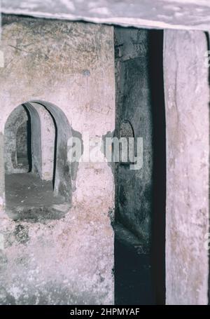 Archiv Scan der Ruinen der Gemeinde Pompeji, die durch den Ausbruch des Vesuv im Jahr 79 n. Chr. zerstört wurden. Römische Gräber. Archivscan von einem Dia. April 1970. Stockfoto