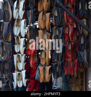 Vor dem Schuhgeschäft in Gaziantep Türkei hängen traditionelle bunte Schuhe namens jemen in lokaler Sprache Stockfoto