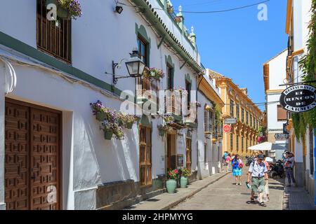 CORDOBA, SPANIEN - 23. MAI 2017: Dies ist eine der Straßen des mittelalterlichen jüdischen Viertels (Juderia). Stockfoto