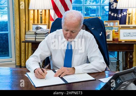 Washington, Vereinigte Staaten Von Amerika. 21st. Februar 2022. Washington, Vereinigte Staaten von Amerika. 21. Februar 2022. US-Präsident Joe Biden unterzeichnet im Oval Office des Weißen Hauses eine Exekutivanordnung, die Wirtschaftssanktionen gegen Russland anwendet 21. Februar 2022 in Washington, DC die Sanktionen folgen der Anerkennung separatistischer Regionen der Ostukraine durch Präsident Wladimir Putin unter Verletzung des Völkerrechts. Bild: Adam Schultz/White House Photo/Alamy Live News Stockfoto