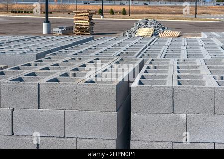 Horizontale Aufnahme von Schlackenblöcken mit einem Stapel zerbrochener Blöcke im Hintergrund. Stockfoto