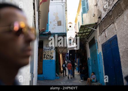 Enge Gassen in der alten Medina in Tanger, Marokko, Nordafrika. Stockfoto