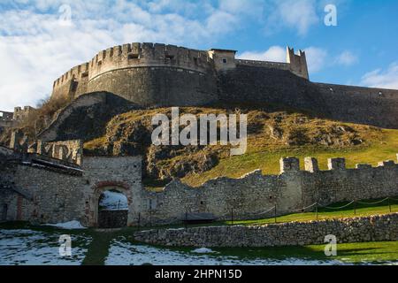 Besenello, Italien - Dez 26 2021. Das mittelalterliche Schloss Beseno aus dem 12th. Jahrhundert im Lagarina-Tal, Trentino, Norditalien. Das Turnierfeld steht im Vordergrund Stockfoto