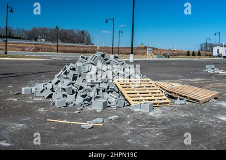 Horizontale Aufnahme von zerbrochenen Schlackenblöcken auf einer Industriebaustelle. Stockfoto