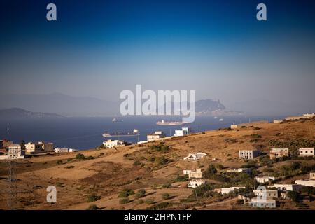 Der Felsen von Gibraltar ist von der Küste im Norden Marokkos aus zu sehen. Stockfoto