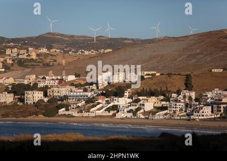 Windkraftanlagen erzeugen Strom auf einem Hügel außerhalb des Tanger Med Port in Ksar es Seghir, Nord-Marokko, Nordafrika. Stockfoto