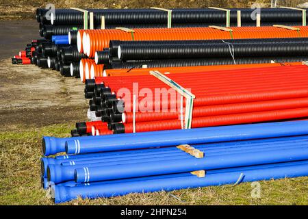 Unterirdische Kommunikationsrohre aus Kunststoff in verschiedenen Farben und Durchmessern Stockfoto