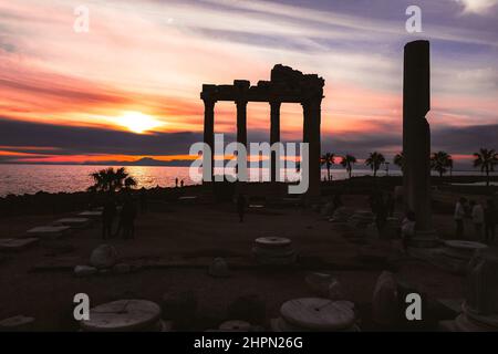 Silhouette des Apollon-Tempels in der antiken Stadt Side, Tempel des Apollon antike Ruinen bei Sonnenuntergang. Griechische antike historische antike Seite Antalya Türkei. Stockfoto