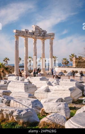 Side, Antalya Türkei - Februar 20 2022: Vertikales Bild des Apollon-Tempels nach Regen mit bewölktem Himmel, griechischer antiker historischer Marmor. Stockfoto