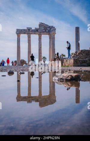 Side, Antalya Türkei - Februar 20 2022: Vertikales Bild des Apollon-Tempels nach Regen mit bewölktem Himmel, griechischer antiker historischer Marmor. Stockfoto