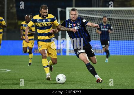 Pisa, Italien. 22nd. Februar 2022. George Puscas (Pisa) und Danilo Larangeira (Parma) kämpfen während des AC Pisa gegen Parma Calcio, Italienisches Fußballspiel der Serie B in Pisa, Italien, Februar 22 2022 Quelle: Independent Photo Agency/Alamy Live News Stockfoto