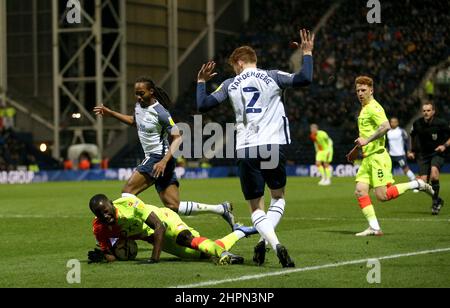 Keinan Davis (links) von Nottingham Forest gewinnt beim Sky Bet Championship-Spiel in Deepdale, Preston, keine Strafe. Bilddatum: Dienstag, 22. Februar 2022. Stockfoto