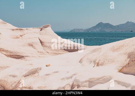 Weiße Kreidefelsen in Sarakiniko, Insel Milos, Kykladen, Griechenland Stockfoto