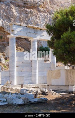 Antike griechische Säulen und Reste eines Portikus am Fuße des Pantheons in Athen, Griechenland Stockfoto