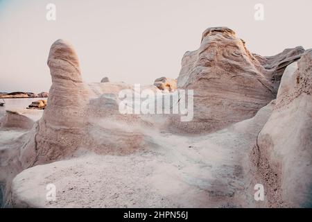 Weiße Kreidefelsen in Sarakiniko, Insel Milos, Kykladen, Griechenland Stockfoto