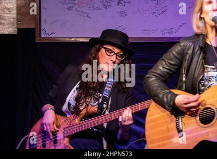 Die kanadische Sängerin und Songwiterin Lynn Hanson zeigt eine Show mit einer kleinen Gruppe in Eye, Suffolk, Großbritannien. Stockfoto