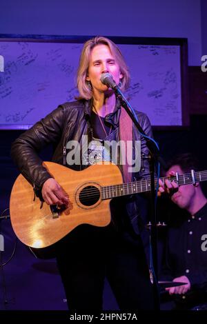 Die kanadische Sängerin und Songwiterin Lynn Hanson zeigt eine Show mit einer kleinen Gruppe in Eye, Suffolk, Großbritannien. Stockfoto