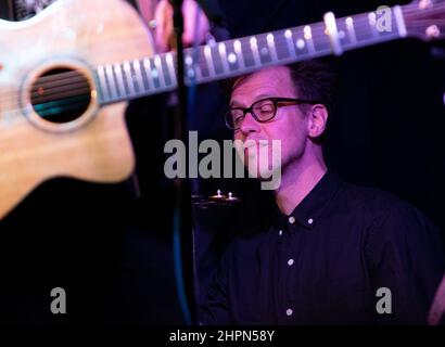 Die kanadische Sängerin und Songwiterin Lynn Hanson zeigt eine Show mit einer kleinen Gruppe in Eye, Suffolk, Großbritannien. Stockfoto