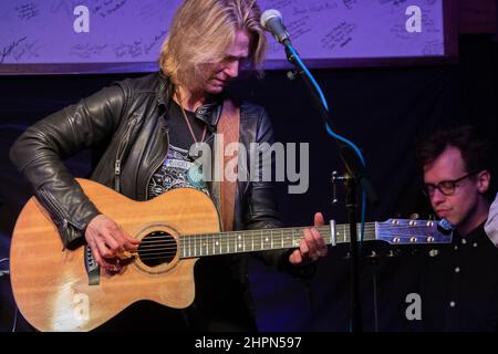 Die kanadische Sängerin und Songwiterin Lynn Hanson zeigt eine Show mit einer kleinen Gruppe in Eye, Suffolk, Großbritannien. Stockfoto