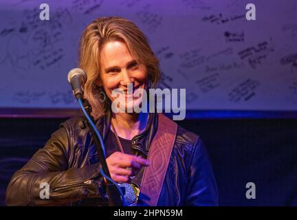 Die kanadische Sängerin und Songwiterin Lynn Hanson zeigt eine Show mit einer kleinen Gruppe in Eye, Suffolk, Großbritannien. Stockfoto