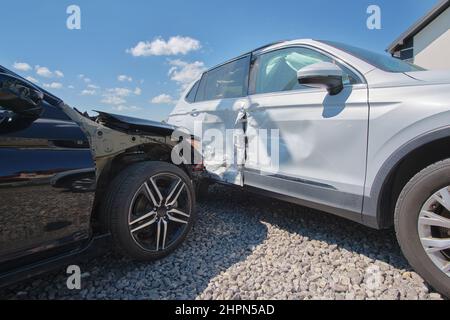 Autos stürzten bei einem Verkehrsunfall nach einem Zusammenstoß auf der Stadtstraße schwer ab. Straßenverkehrssicherheit und Versicherungskonzept. Stockfoto