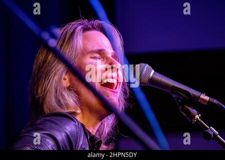 Die kanadische Sängerin und Songwiterin Lynn Hanson zeigt eine Show mit einer kleinen Gruppe in Eye, Suffolk, Großbritannien. Stockfoto