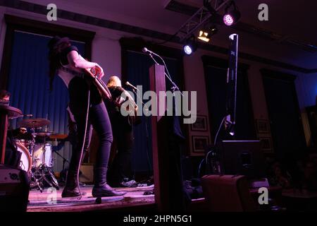 Die kanadische Sängerin und Songwiterin Lynn Hanson zeigt eine Show mit einer kleinen Gruppe in Eye, Suffolk, Großbritannien. Stockfoto