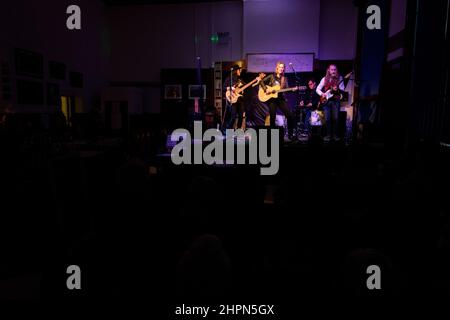 Die kanadische Sängerin und Songwiterin Lynn Hanson zeigt eine Show mit einer kleinen Gruppe in Eye, Suffolk, Großbritannien. Stockfoto