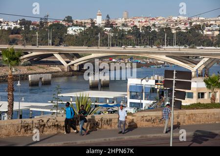 Der stark frequentierten Fahrzeug- und Personenzug fährt über die Hassan II-Brücke, die Salé und Rabat in Marokko, Nordafrika, verbindet. Stockfoto