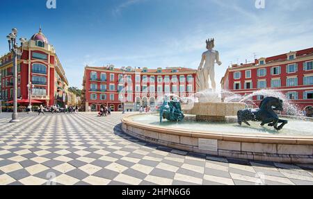 Frankreich, Nizza, Brunnen der Sonne, Place Massena im Zentrum von Nizza, Plassa Carlou Aubert, Tourismus, Sonnentag, blauer Himmel, Quadratische Fliesen in einem ausgelegt Stockfoto