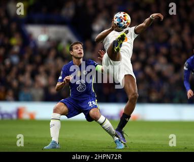 London, England, 22nd. Februar 2022. Tiago Djalo aus Lille wurde während des UEFA Champions League-Spiels in Stamford Bridge, London, von Cesar Azpilicueta aus Chelsea angegangen. Bildnachweis sollte lauten: Paul Terry / Sportimage Stockfoto