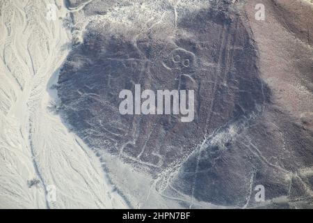 Luftaufnahme von Nazca-Linien - Astronaut Geoglyph, Peru. Die Linien wurden im Jahr 1994 als UNESCO-Weltkulturerbe ausgewiesen. Stockfoto