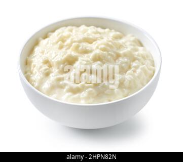 Schüssel mit glutenfreiem Reis und Milchpudding isoliert auf weißem Hintergrund Stockfoto