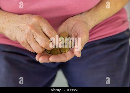 Eine alte Frau zählt kleines Geld. Selektiver Fokus. Stockfoto