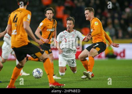 Kingston upon Hull, Großbritannien. 22nd. Februar 2022. Hull City Sean McLoughlin (17) fouls Barnsley's Amine Bassi (27) während des EFL Sky Bet Championship-Spiels zwischen Hull City und Barnsley im KCOM Stadium, Kingston upon Hull, England am 22. Februar 2022. Foto von Simon Hall. Nur zur redaktionellen Verwendung, Lizenz für kommerzielle Nutzung erforderlich. Keine Verwendung bei Wetten, Spielen oder Veröffentlichungen einzelner Clubs/Vereine/Spieler. Kredit: UK Sports Pics Ltd/Alamy Live Nachrichten Stockfoto