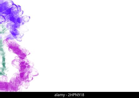 Farbenfrohe, gebürstete, wasserfarbene Textur in Rosa-, Blau- und Grüntönen auf der linken Seite des weißen Hintergrunds. Stockfoto