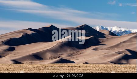 Grasslands, Dune Field und High Mountain Peaks sind Teil des Great Sand Dunes National Park und Preserve in South Central Colorado. Stockfoto