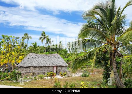 Traditionelle Kanak Haus auf Ouvea Insel, Loyalty Islands, New Caledonia. Kanak sind die indigenen Melanesischen Bewohner von Neukaledonien. Stockfoto